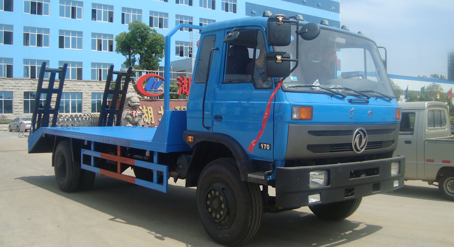 吉安解放小三軸平板運(yùn)輸車(chē)/挖機(jī)運(yùn)輸車(chē)_專用汽車(chē)欄目